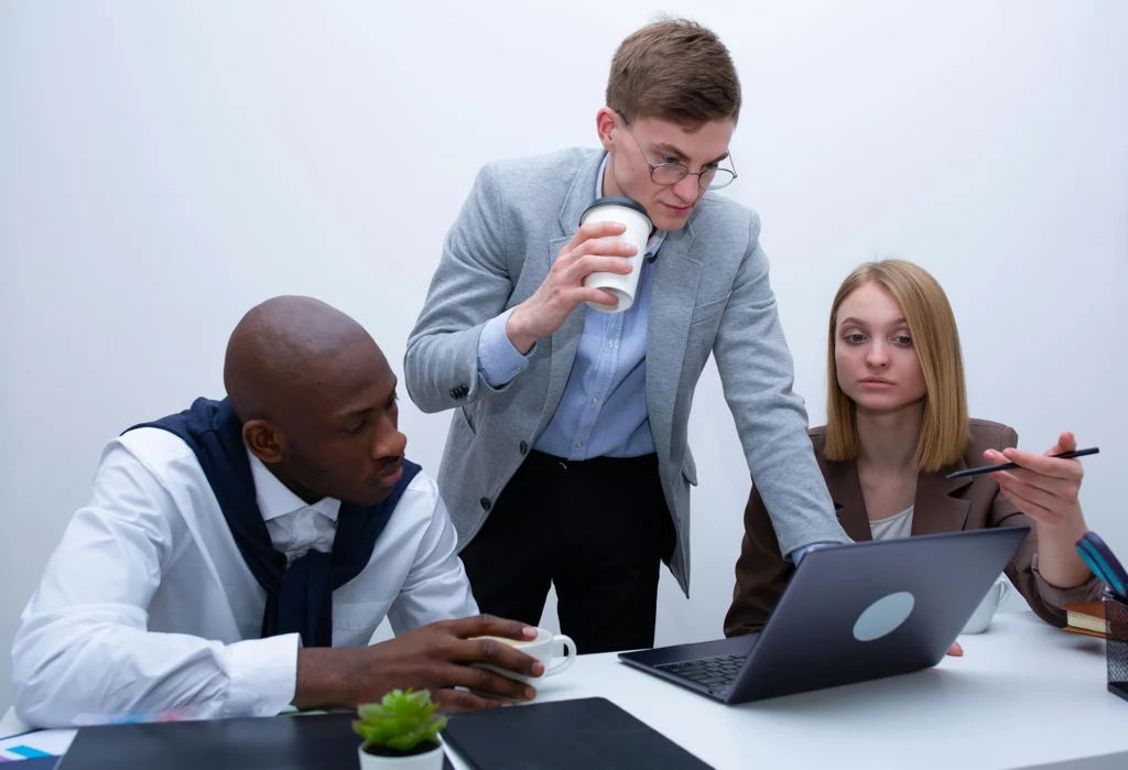 Un groupe d'entrepreneur en accompagnement dans un bureau.